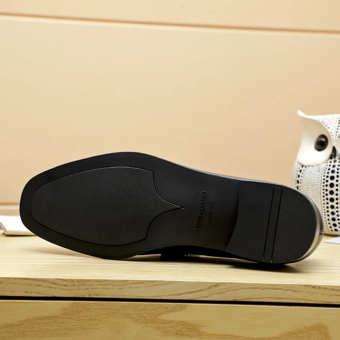 Factory price 460 🔥Ferragamo's new men's casual slip-on shoes🇨🇳Official website original 1:1 mold opening, original quality💯Fine workmanship, high-end luxury☘The upper is made of imported Italian first-layer cowhide🌴Water-dyed🐂Leather lining🍓Rubber wear-resistant and non-slip outsole, breathable and comfortable to wear🍍The first choice for high-grade men, 3 colors available! Code number 38-44 (45.46. Can be customized)